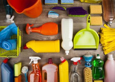 家居清洁用品 木桌上的整洁美学